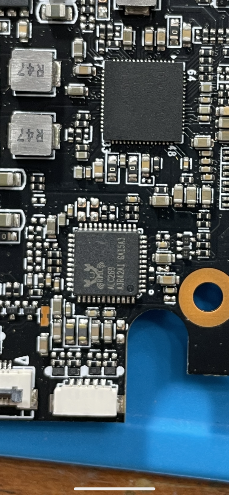 Плата крупным планом на рабочем коврике — «Cheap Chip», Казанская ул., 7, Санкт-Петербург