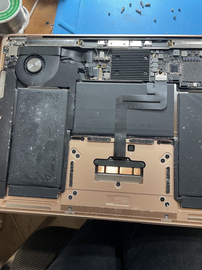 MacBook в разборе на рабочем месте — «Cheap Chip», Казанская ул., 7, Санкт-Петербург