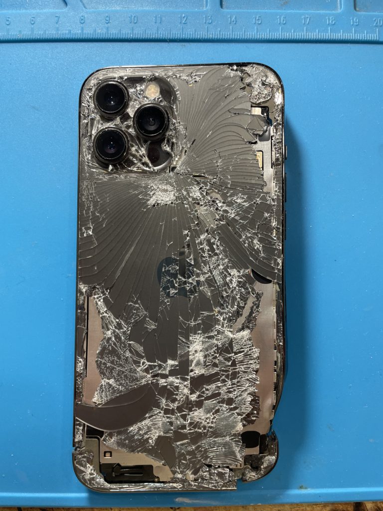 Разбитый iPhone на рабочем коврике — «Cheap Chip», Казанская ул., 7, Санкт-Петербург