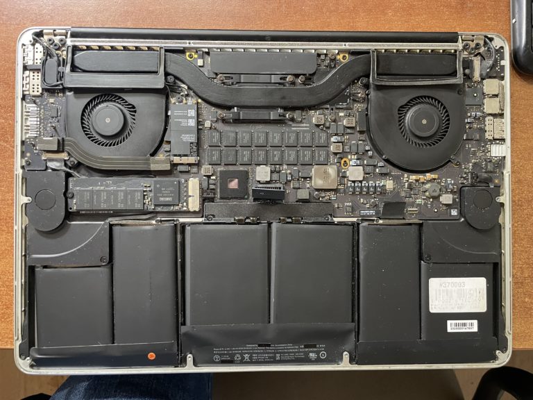 MacBook Pro в разборе, система охлаждения и аккумулятор — «Cheap Chip», Казанская ул., 7, Санкт-Петербург