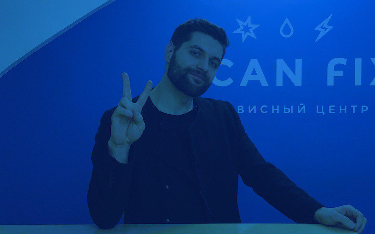 Сотрудник у вывески сервиса — «I Can Fix», Большая Конюшенная ул., 4-6-8В, Санкт-Петербург