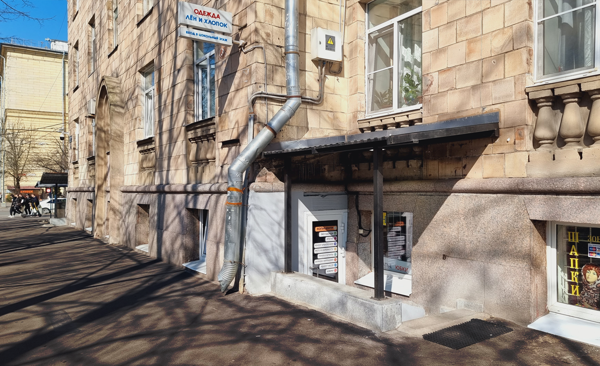 Вход в сервис, вывеска над дверью — «Moon Service», Авиационная ул., 18, Московский район, Санкт-Петербург