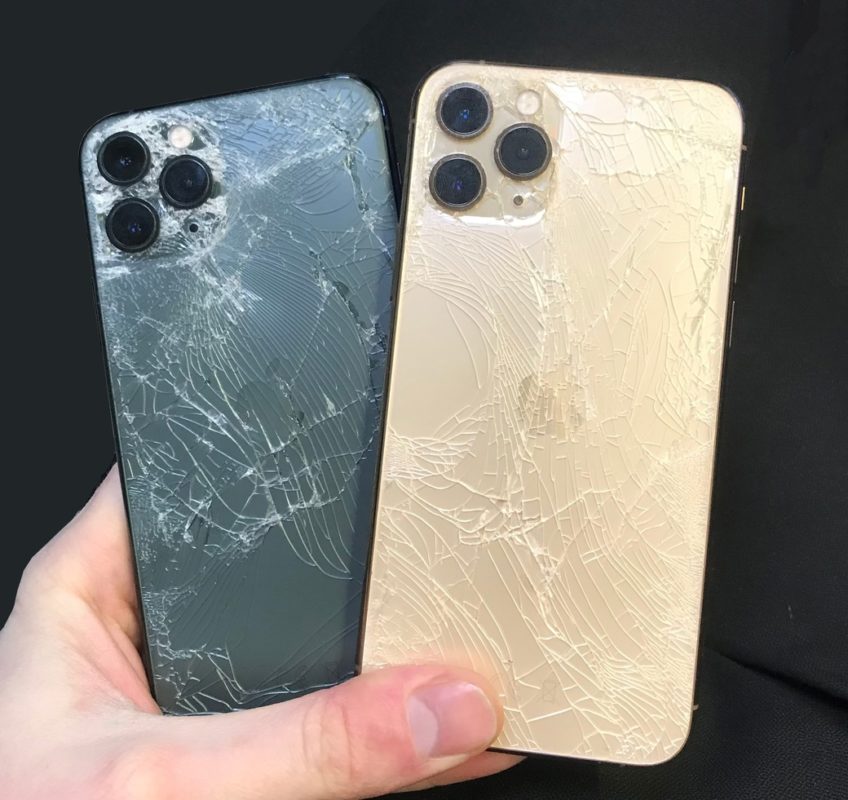 Разбитая задняя крышка iPhone в руке мастера — «Норма-Сервис»