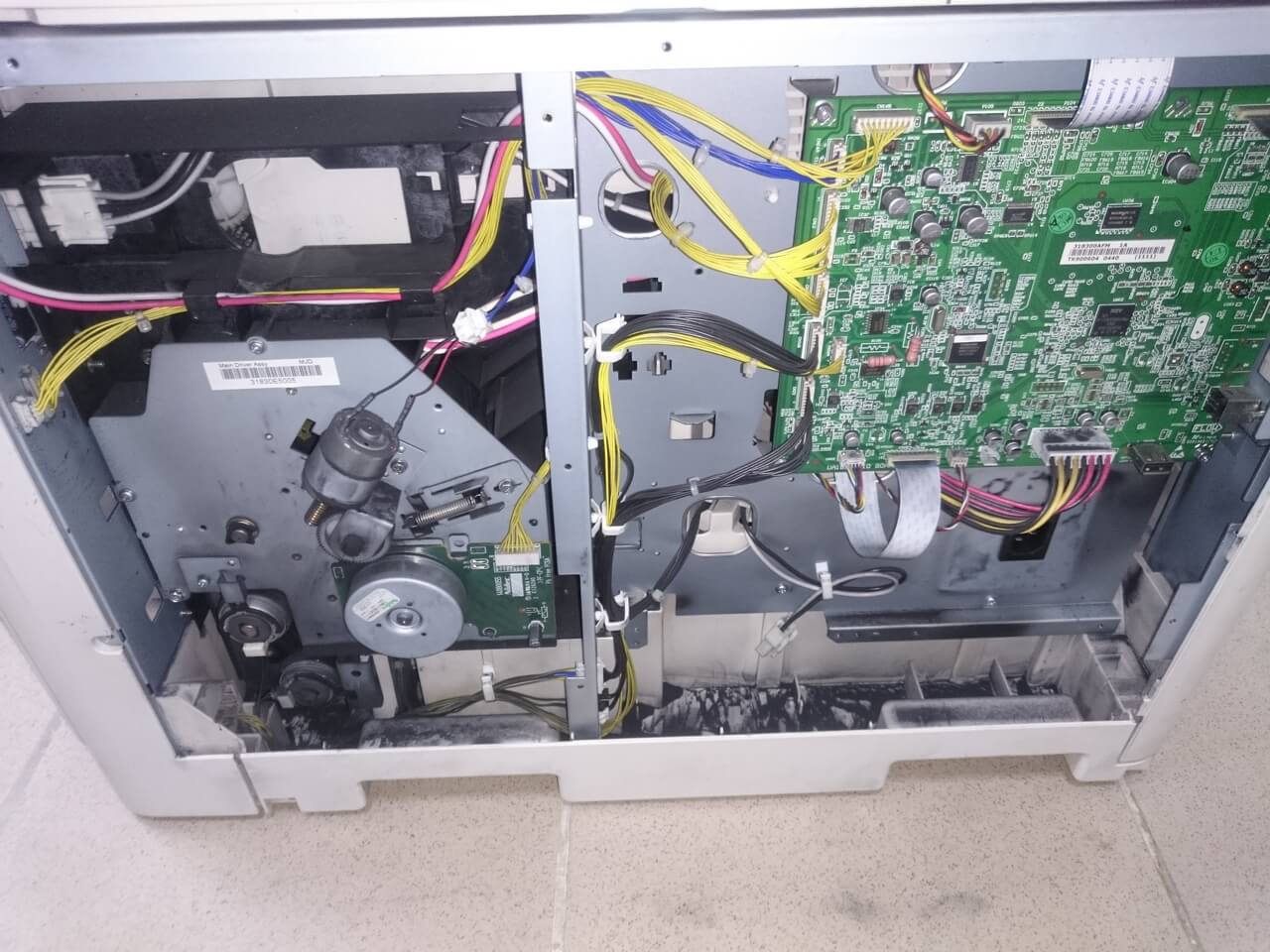 Копир со снятой крышкой, плата и проводка — «Repair Devices», Новоизмайловский пр-т, д.71