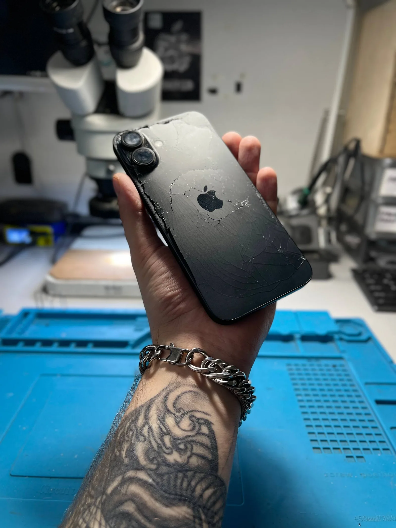 Мастер держит iPhone у микроскопа — «TRIGGER.CLUB», Каменноостровский пр., 40