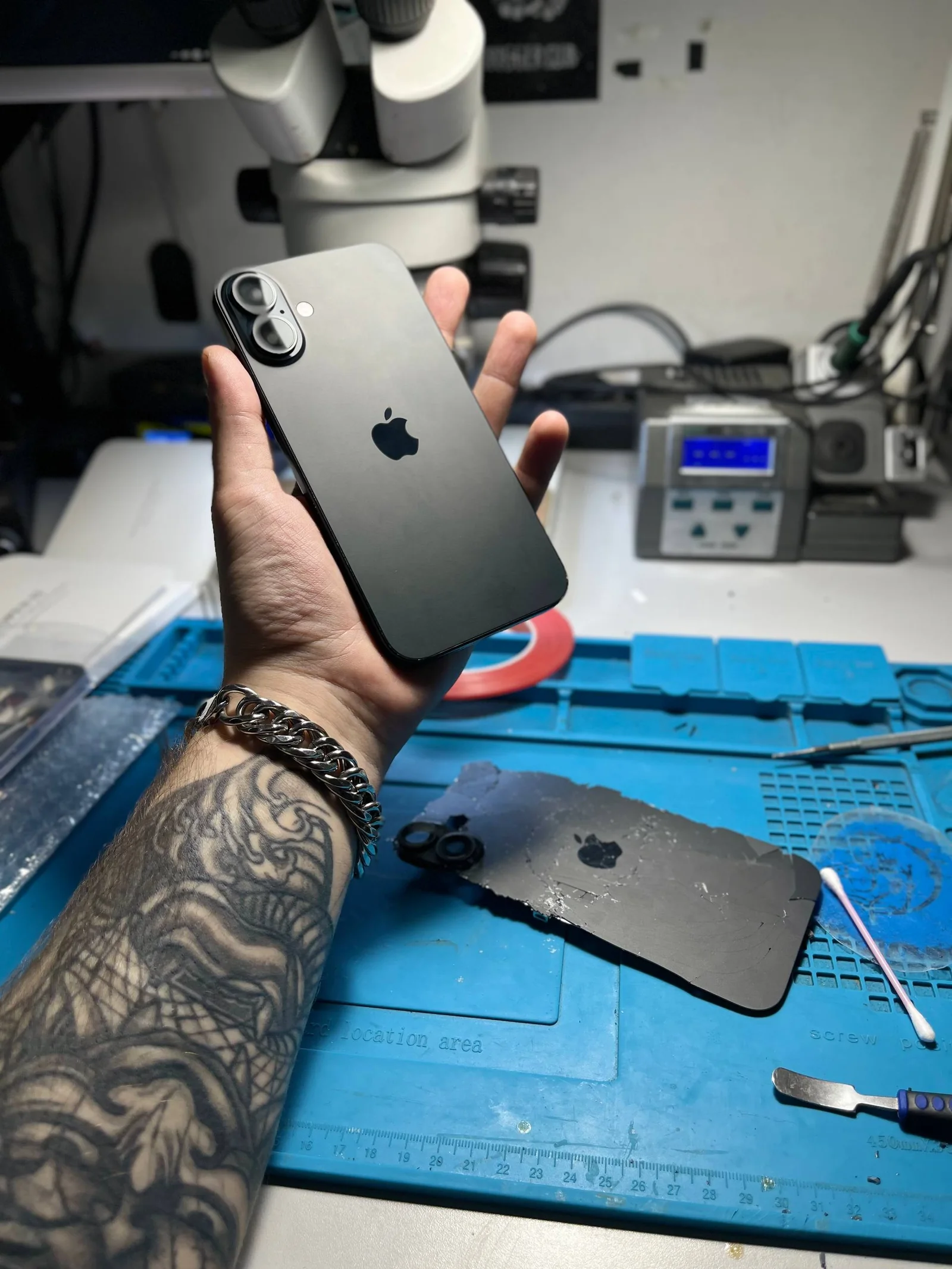 Разобранный iPhone на рабочем коврике — «TRIGGER.CLUB», Каменноостровский пр., 40
