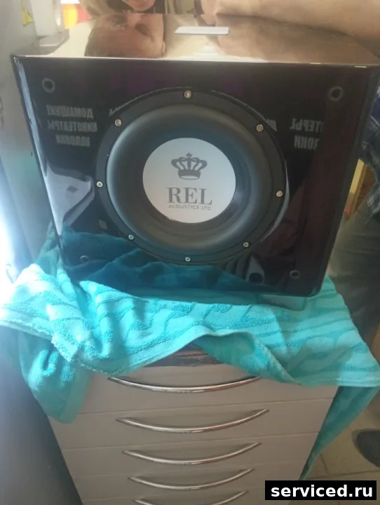 Сабвуфер  REL